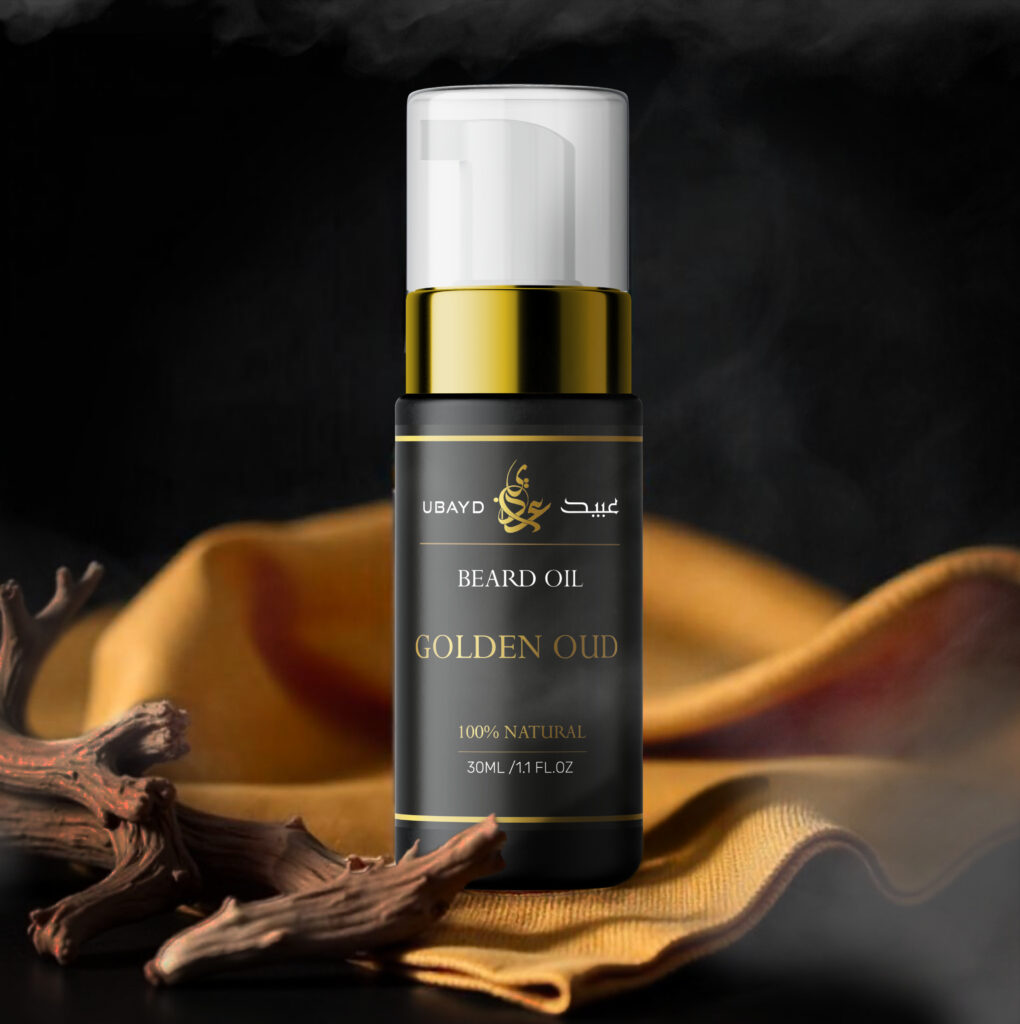 Huile à barbe Golden Oud posée près de morceaux de bois d’oud