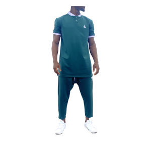 Ensemble Royal Clay : haut col polo à liserés blancs et pantalon court, vert bouteille