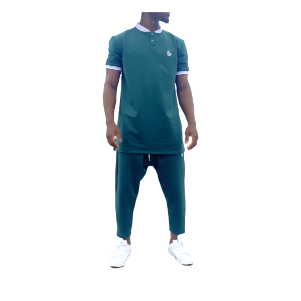 Ensemble Royal Clay : haut col polo à liserés blancs et pantalon court, vert bouteille
