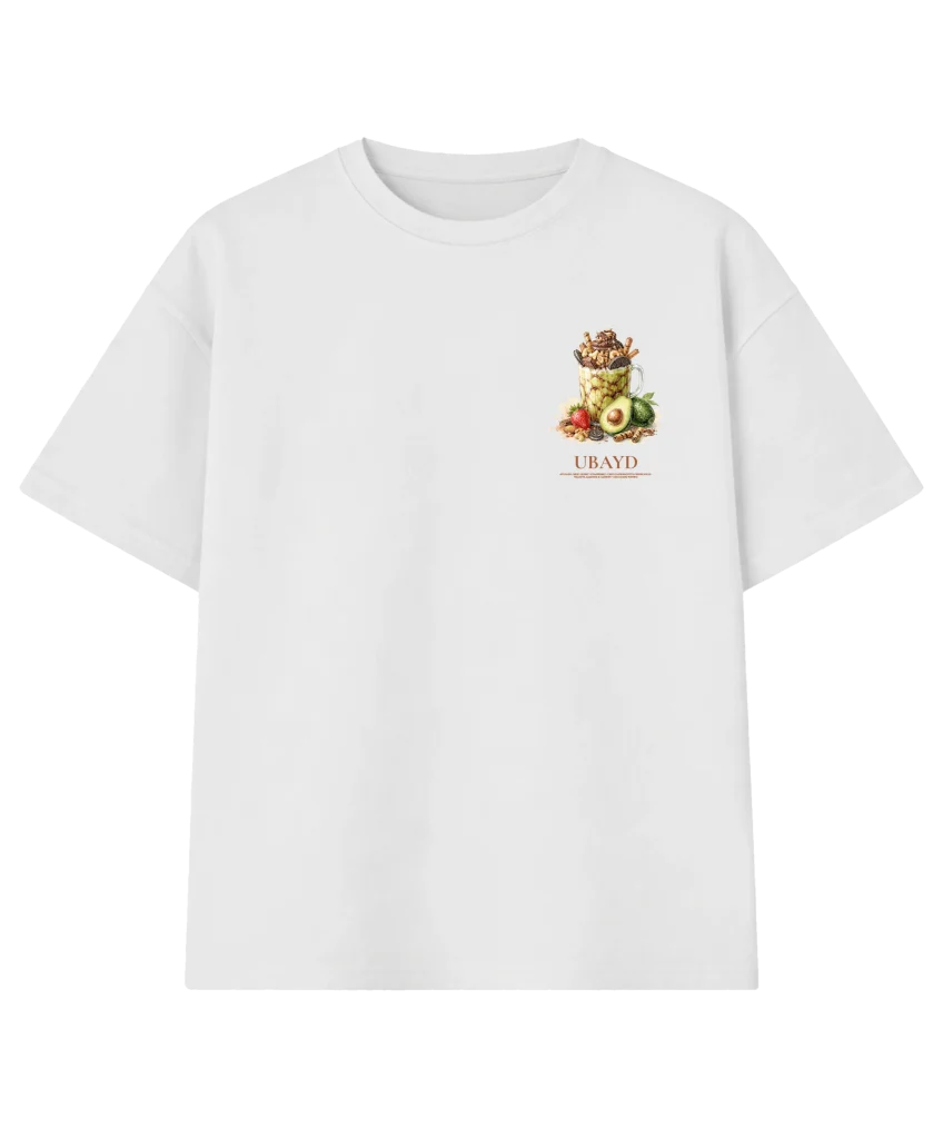 T-shirt oversize « Za3za3 Avocado » blanc, vu de face : petit motif du verre d’avocat sur la poitrine