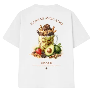 T-shirt oversize « Za3za3 Avocado » blanc, vu de dos : grande illustration d’un verre d’avocat garni de fruits secs et de chocolat, sous le titre « Za3za3 Avocado »