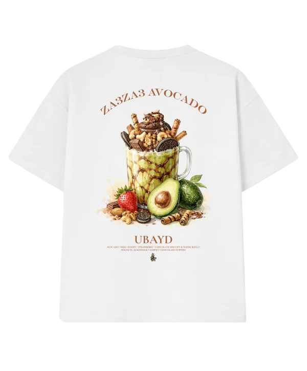 T-shirt oversize « Za3za3 Avocado » blanc, vu de dos : grande illustration d’un verre d’avocat garni de fruits secs et de chocolat, sous le titre « Za3za3 Avocado »