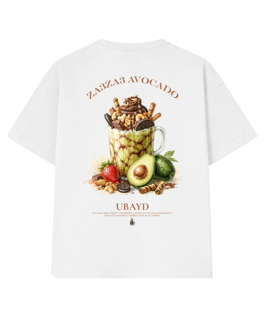 T-shirt oversize « Za3za3 Avocado » blanc, vu de dos : grande illustration d’un verre d’avocat garni de fruits secs et de chocolat, sous le titre « Za3za3 Avocado »