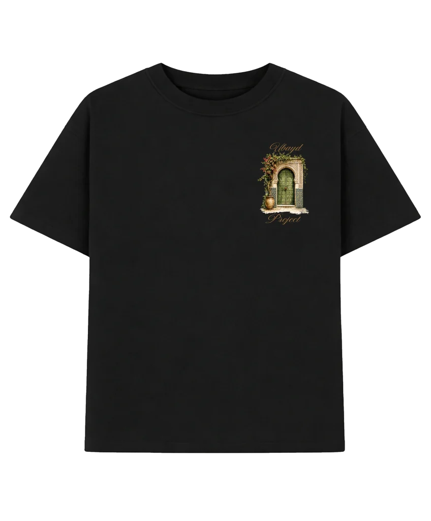 T-shirt oversize « Heritage » noir, vu de face : petite illustration d’une porte verte à zellige sur la poitrine