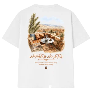 T-shirt oversize « La terrasse » blanc, vu de dos : grande illustration d’une terrasse marocaine et calligraphie arabe
