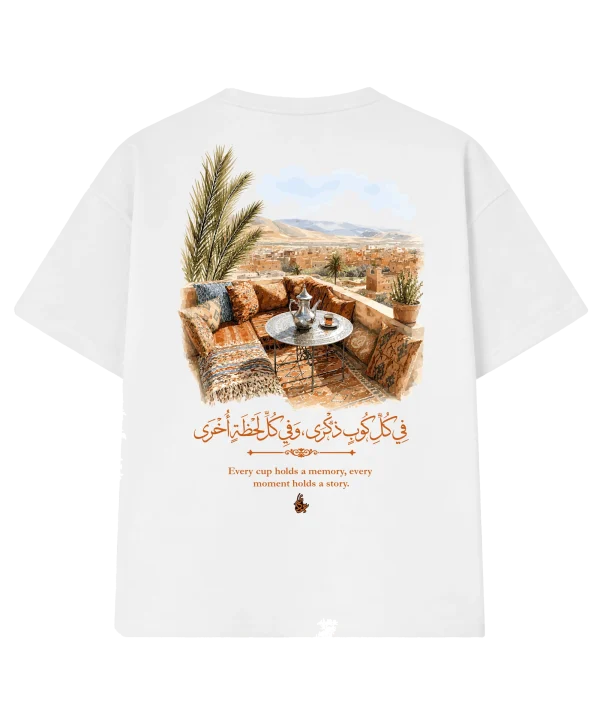 T-shirt oversize « La terrasse » blanc, vu de dos : grande illustration d’une terrasse marocaine et calligraphie arabe