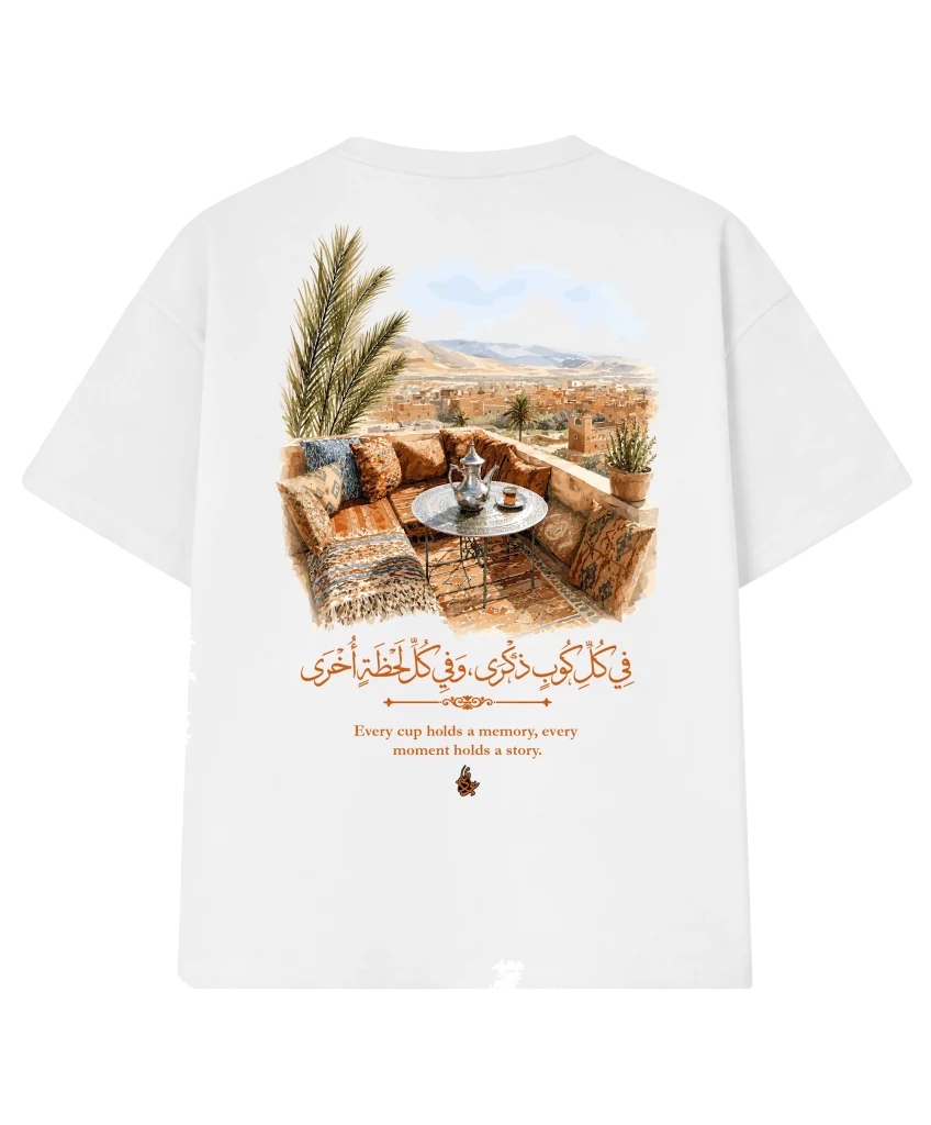 T-shirt oversize « La terrasse » blanc, vu de dos : grande illustration d’une terrasse marocaine et calligraphie arabe